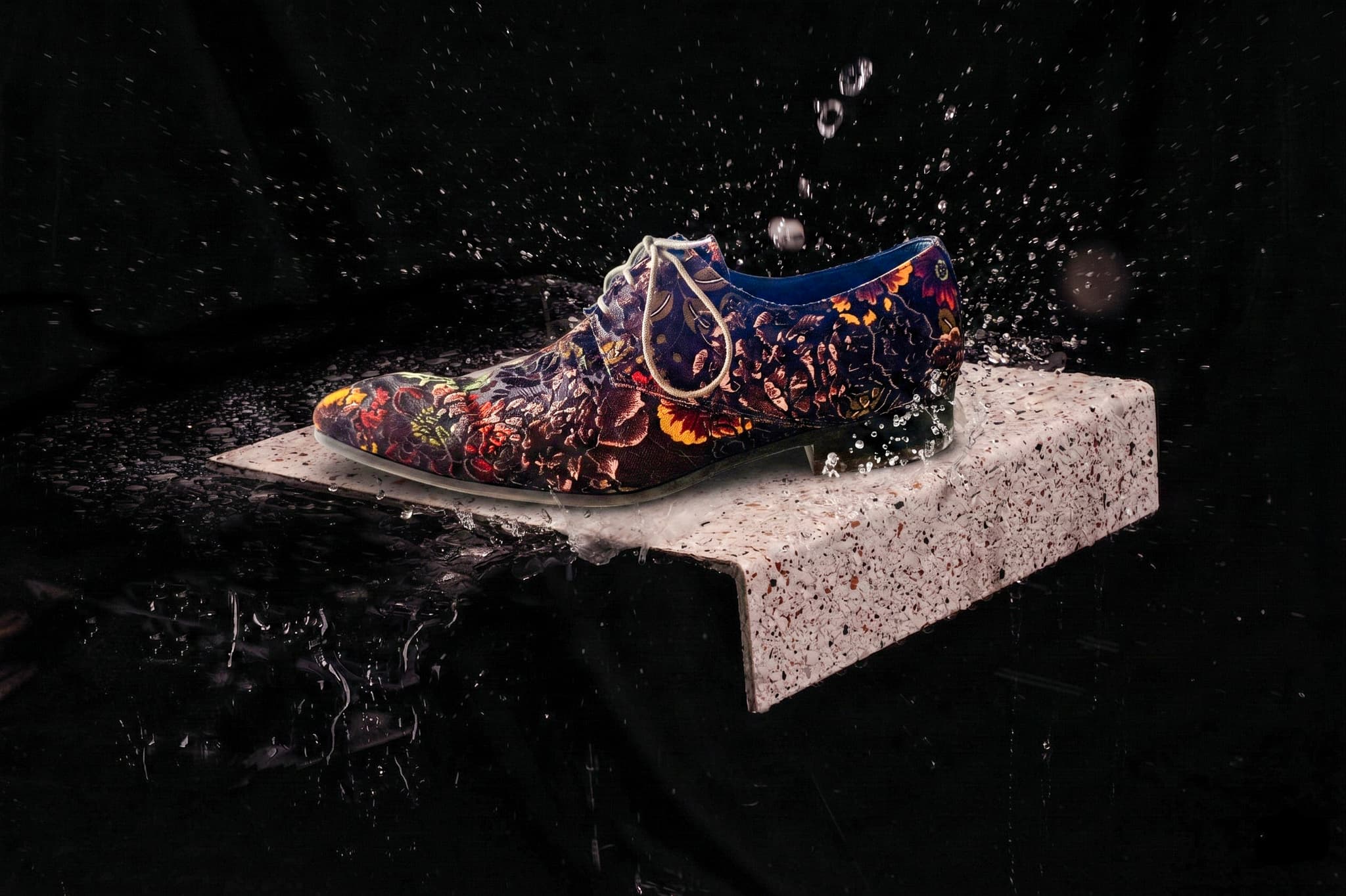 Hero image for the anti-slip article — close-up of an anti-slip surface on a tread