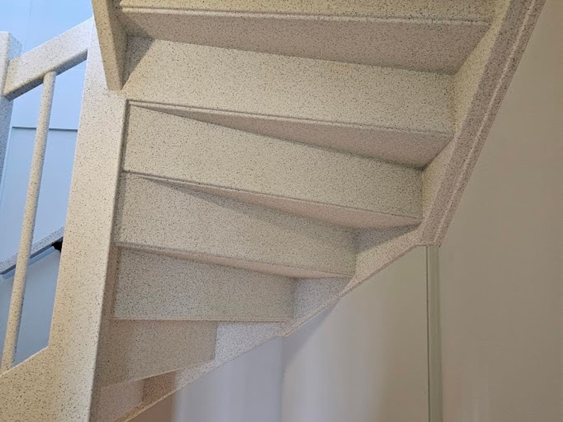Closed staircase underside finish
