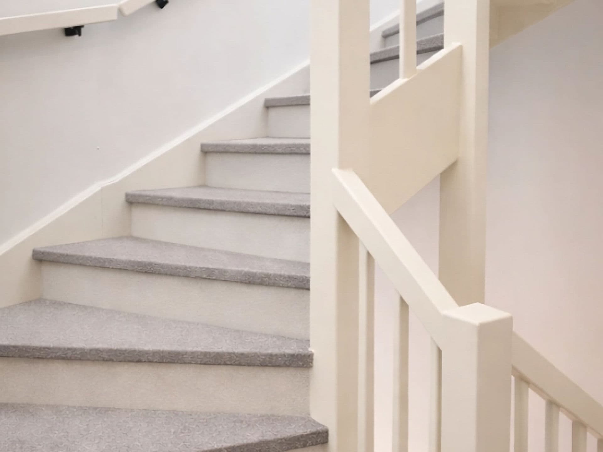 Closed staircase renovation design
