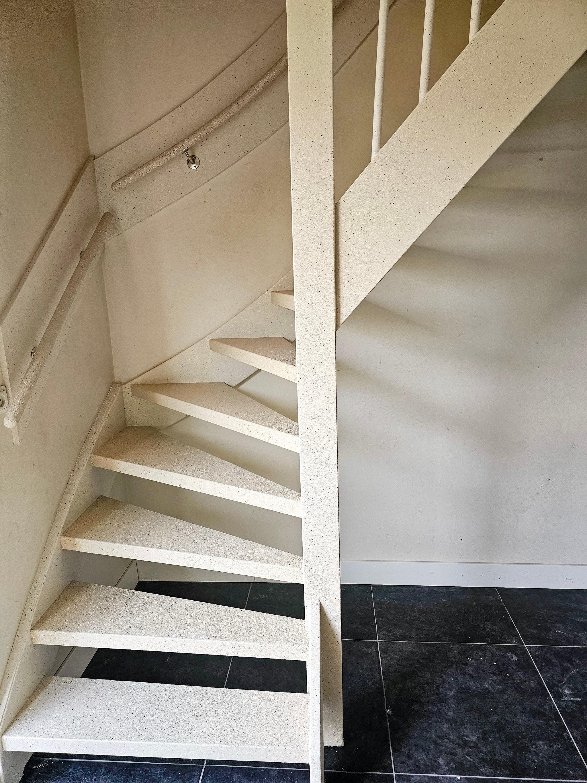 Renovated open stair in the hallway: treads Crystal Sand, balusters and handrail Golden Grain — Omnistair Signature, Alkmaar area