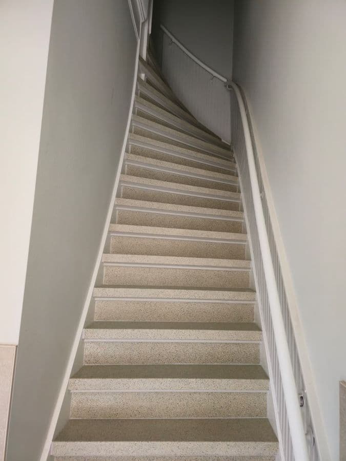 EverStep Solid stair renovation in social apartments Bodegraven — after